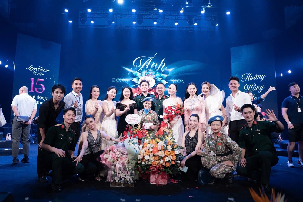Những người đứng sau thành công của Liveshow Bông hoa ánh thép - Ảnh 1.