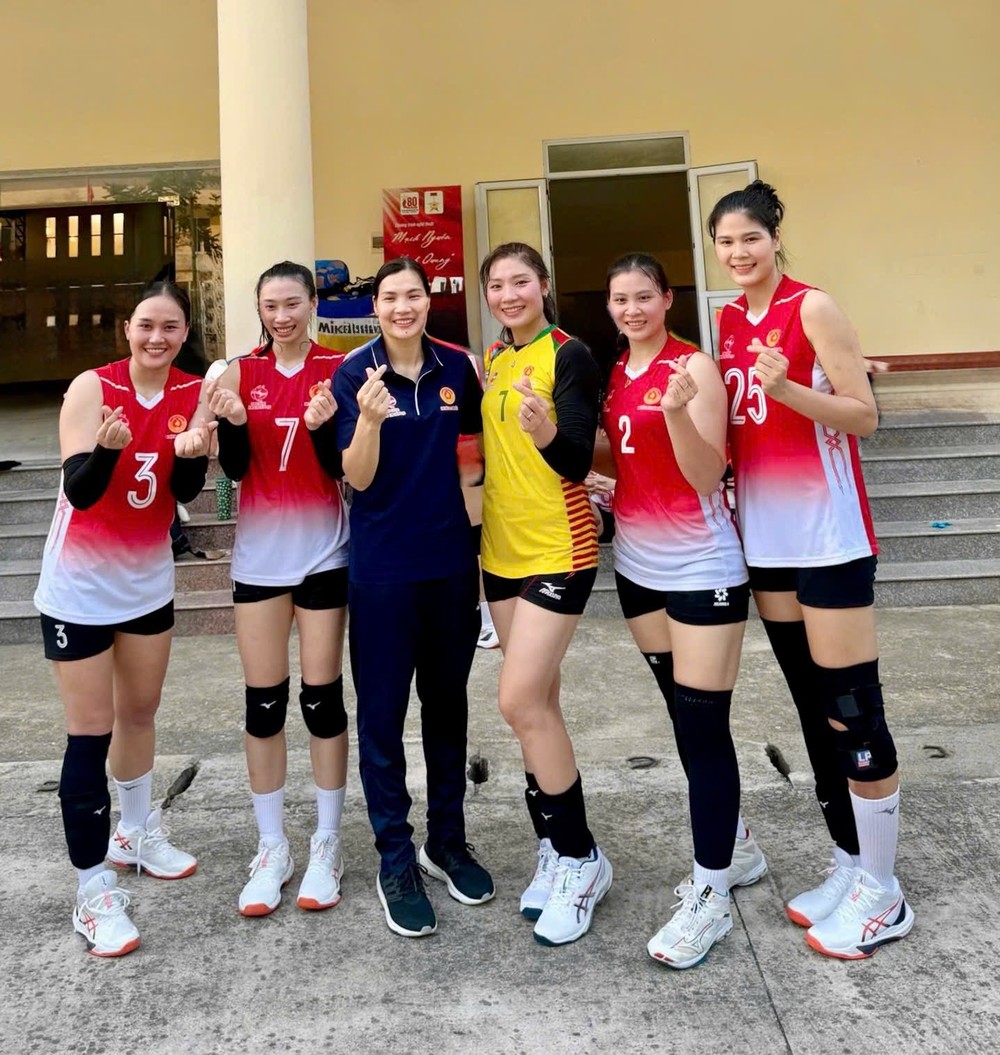 Hoa khôi bóng chuyền Phạm Thị Yến tái xuất thi đấu cùng ngôi sao cao gần 1m9 và những người bạn, không quên 'báo cáo' với chồng - Ảnh 1.