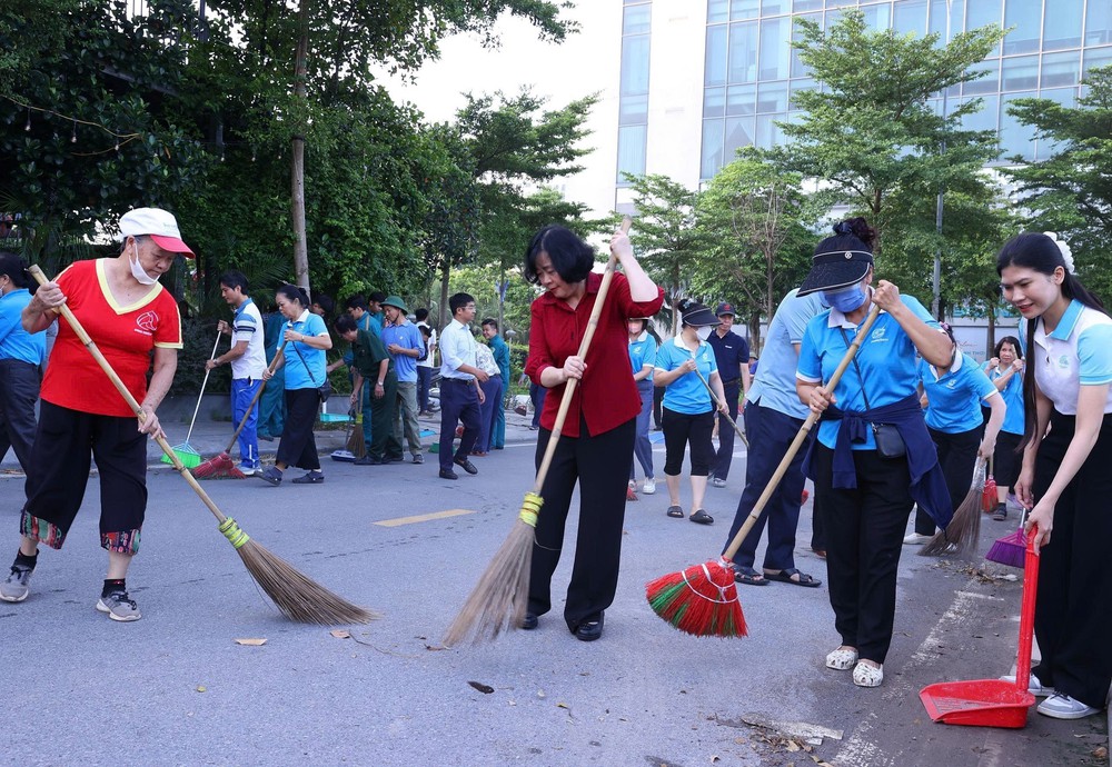 Hà Nội phát động Lễ ra quân tổng vệ sinh môi trường - Ảnh 2.