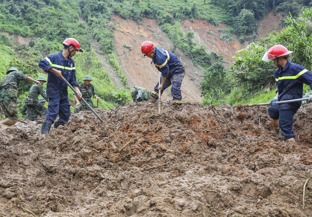Phó Thủ tướng Trần Hồng Hà: Bảo vệ người dân bằng mọi giá - Ảnh 3.