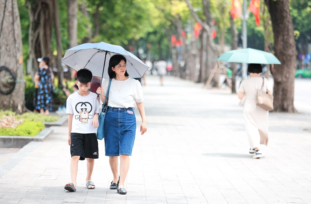 Thời tiết ngày 3/8: Nắng nóng gay gắt tại miền Bắc và miền Trung - Ảnh 1.