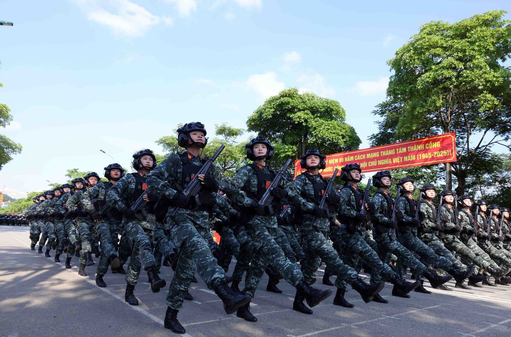Lực lượng Công an hợp luyện, sẵn sàng cho diễu binh, diễu hành Kỷ niệm 80 năm Cách mạng tháng Tám và Quốc khánh 2/9 - Ảnh 11.