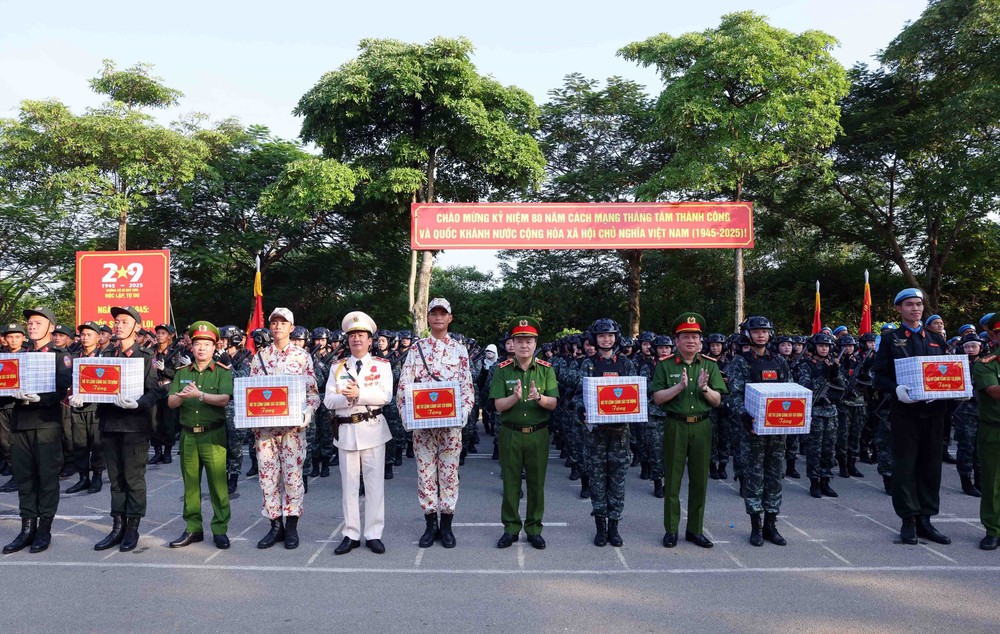 Lực lượng Công an hợp luyện, sẵn sàng cho diễu binh, diễu hành Kỷ niệm 80 năm Cách mạng tháng Tám và Quốc khánh 2/9 - Ảnh 1.