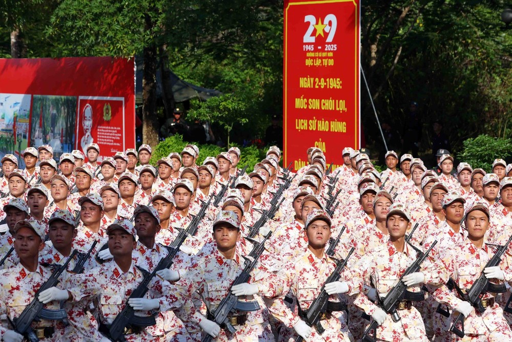 Lực lượng Công an hợp luyện, sẵn sàng cho diễu binh, diễu hành Kỷ niệm 80 năm Cách mạng tháng Tám và Quốc khánh 2/9 - Ảnh 12.
