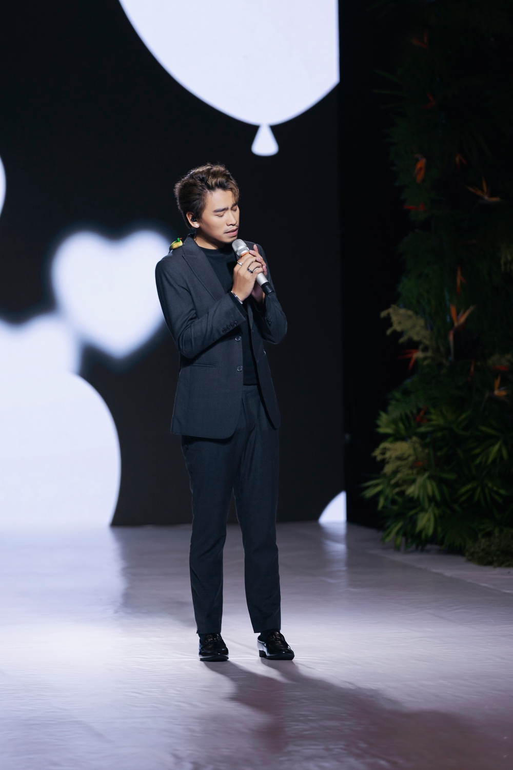 Diễn viên Kim Hải xuất hiện với ca khúc “Vẽ lại bức tranh” tại Destination Runway Fashion Week 2025 - Ảnh 1.