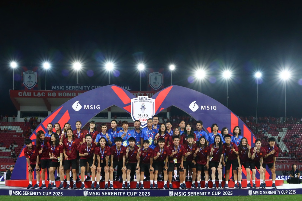 Bóng lăn trên bàn phím: CĐV động viên đội tuyển nữ Việt Nam sau AFF Cup 2025 - Ảnh 1.