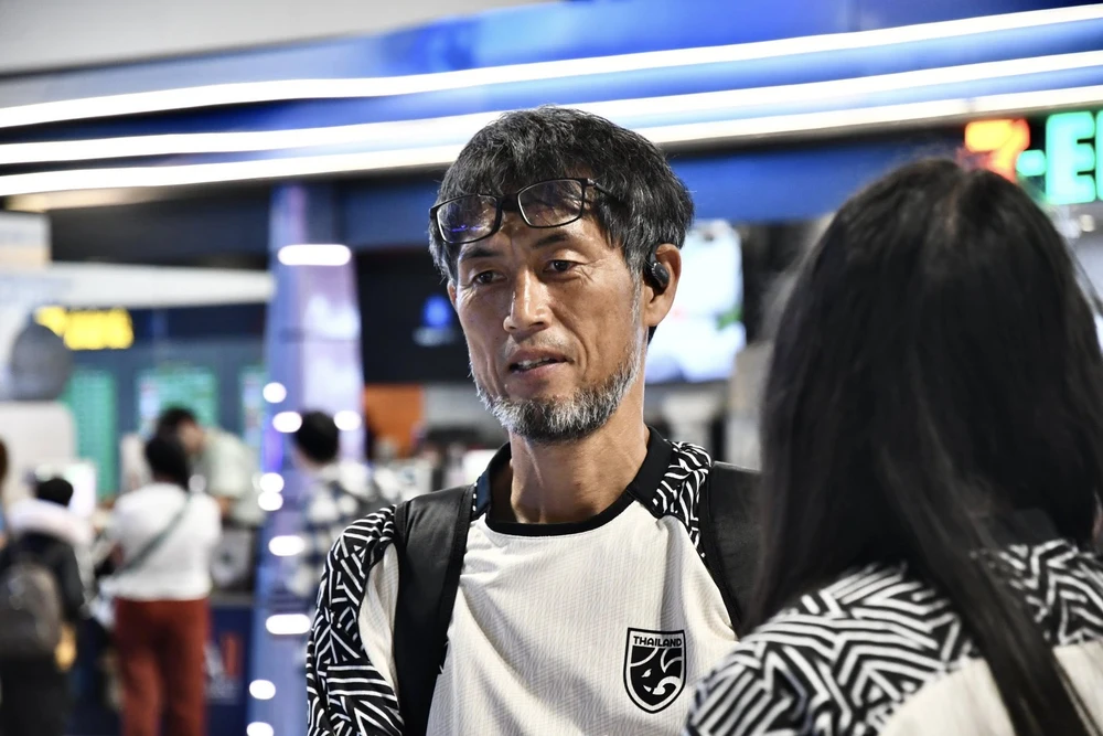 Đội tuyển nữ Thái Lan về đến Bangkok, HLV Nhật Bản đặt mục tiêu cao tại SEA Games 33 - Ảnh 1.