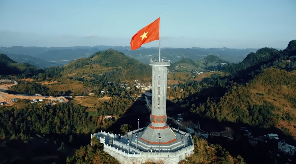 Hà Anh Tuấn ra mắt MV “Nhà tôi có treo một lá cờ” - Ảnh 3.