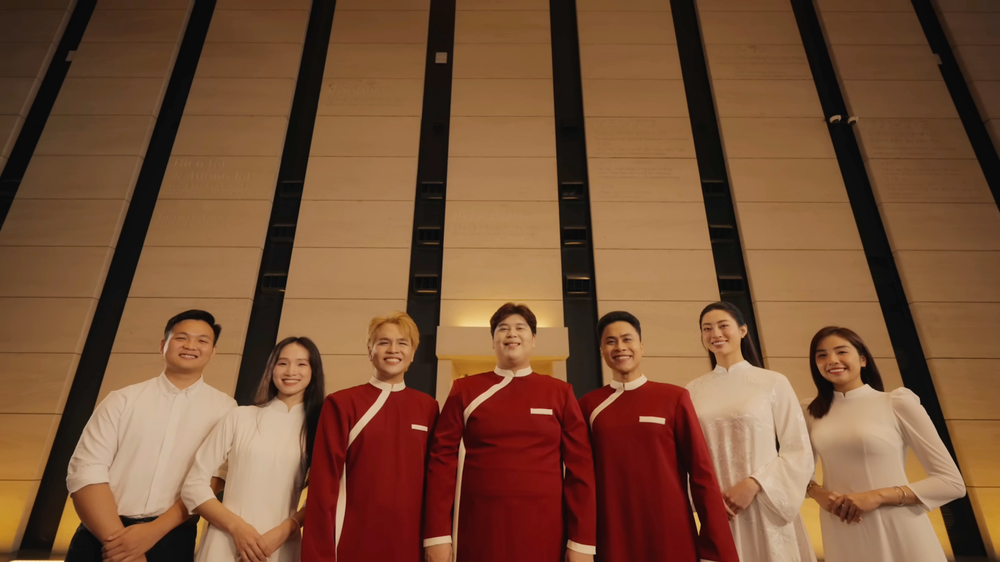Hà Anh Tuấn ra mắt MV “Nhà tôi có treo một lá cờ” - Ảnh 2.