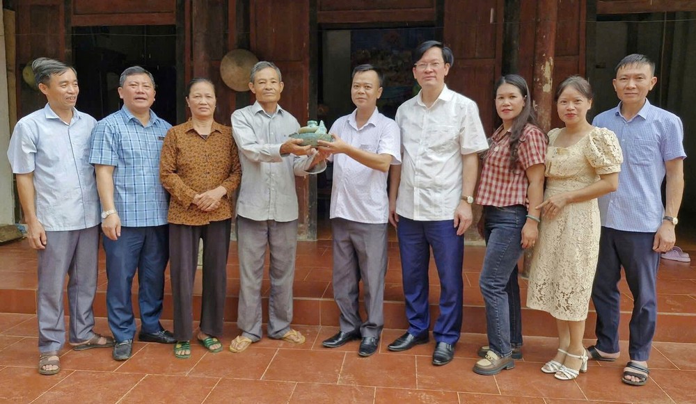 Người dân tặng cổ vật quý từ thời Hùng Vương cho bảo tàng - Ảnh 1.
