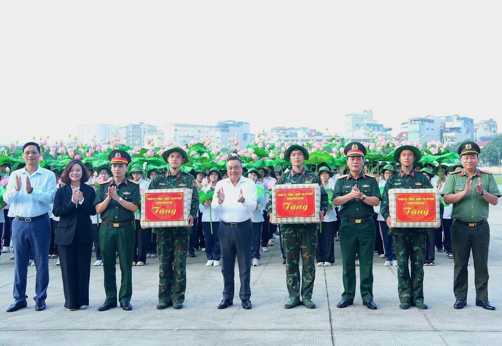 Chủ tịch UBND thành phố Hà Nội thăm, động viên các khối tham gia diễu binh, diễu hành A80 - Ảnh 3.