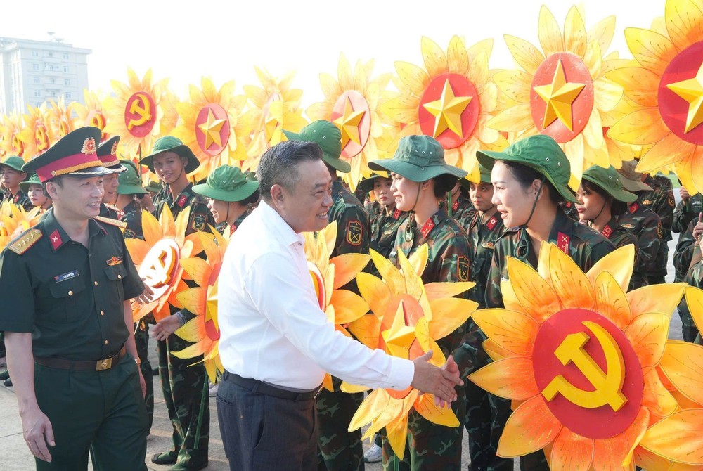Chủ tịch UBND thành phố Hà Nội thăm, động viên các khối tham gia diễu binh, diễu hành A80 - Ảnh 4.