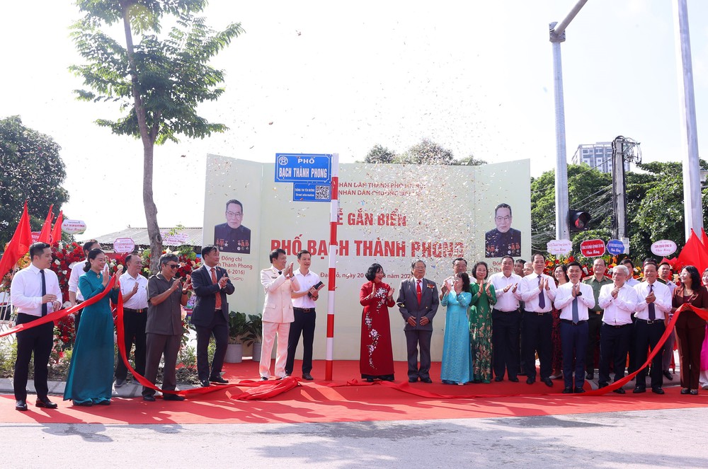 Hà Nội: Gắn biển tên phố Lê Giản và phố Bạch Thành Phong - Ảnh 1.