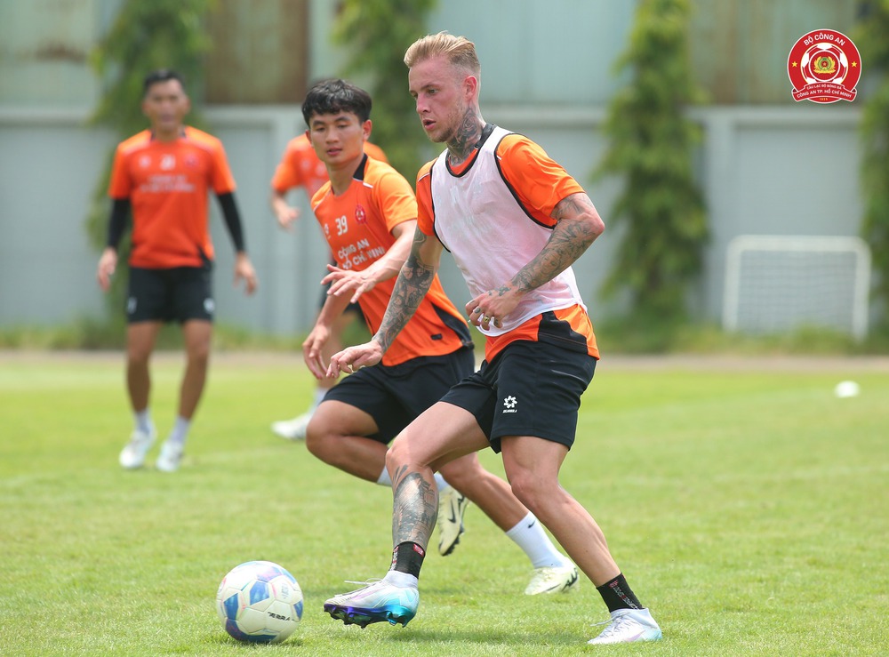 Công an TP.HCM tiếp tục ra mắt &quot;bom tấn&quot; song hành Tiến Linh, tham vọng dẫn đầu V-League - Ảnh 1.