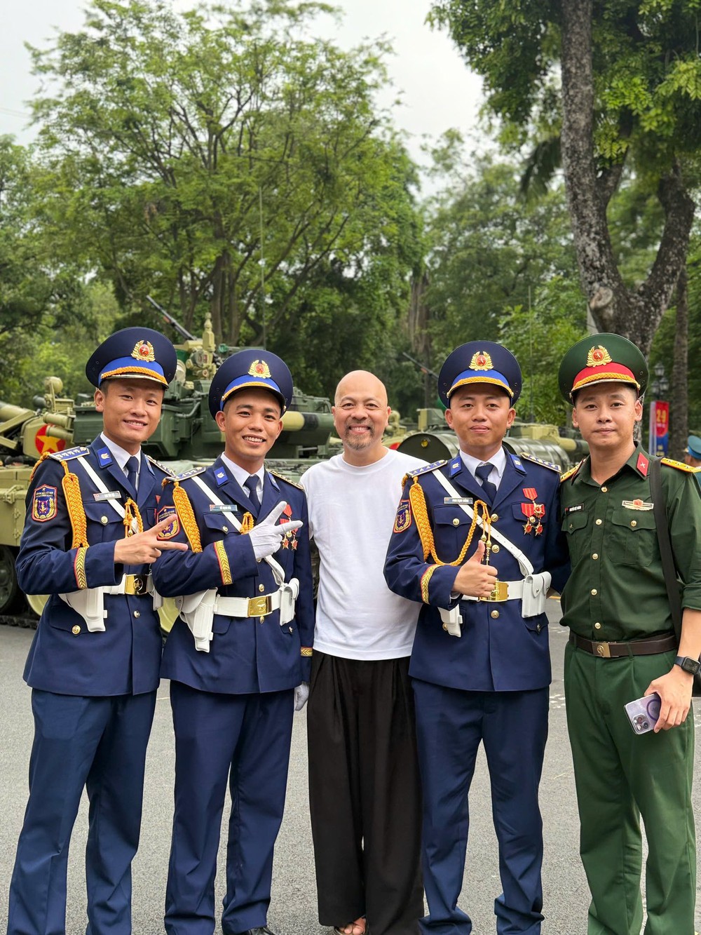 Việt Hoa, Đỗ Duy Nam,... cùng dàn nghệ sĩ hào hứng tham gia hợp luyện diễu binh, diễu hành dịp &quot;A80&quot; - Ảnh 4.
