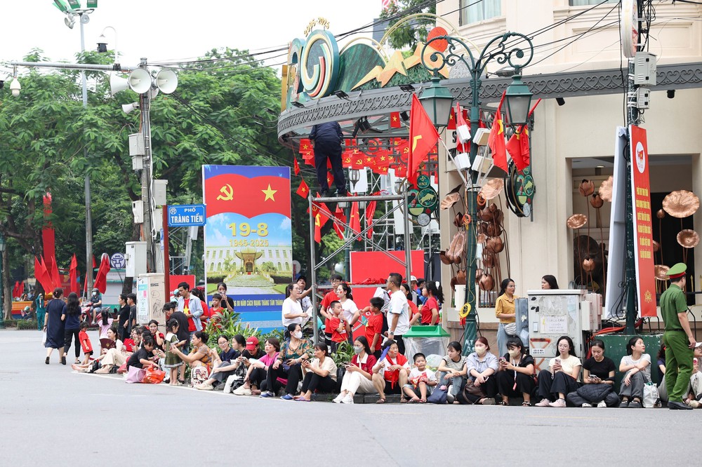 Hà Nội: Người dân ngay ngắn xếp hàng mong chờ đến giờ tổng hợp luyện lần thứ nhất - Ảnh 6.