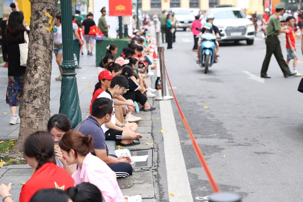 Hà Nội: Người dân ngay ngắn xếp hàng mong chờ đến giờ tổng hợp luyện lần thứ nhất - Ảnh 5.