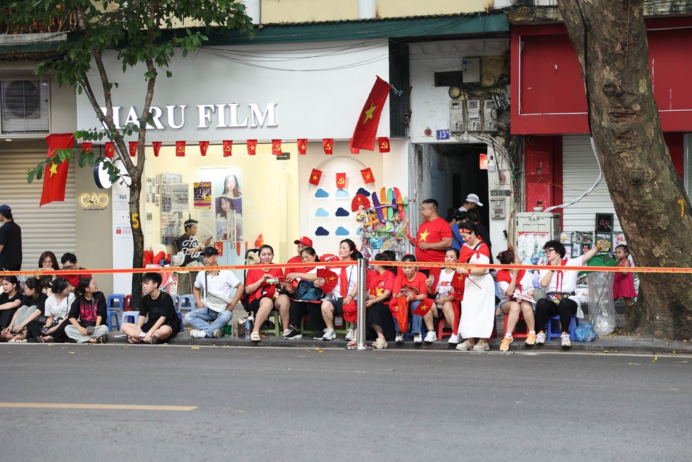 Hà Nội: Người dân ngay ngắn xếp hàng mong chờ đến giờ tổng hợp luyện lần thứ nhất - Ảnh 3.