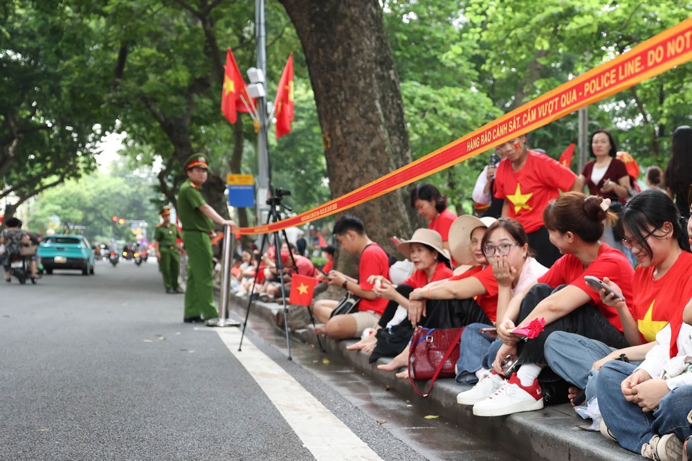 Hà Nội: Người dân ngay ngắn xếp hàng mong chờ đến giờ tổng hợp luyện lần thứ nhất - Ảnh 4.