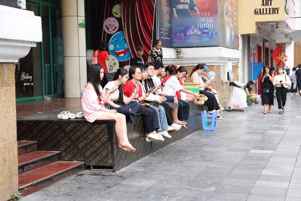 Hà Nội: Người dân ngay ngắn xếp hàng mong chờ đến giờ tổng hợp luyện lần thứ nhất - Ảnh 8.