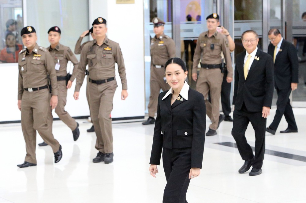 Thủ tướng Thái Lan bị đình chỉ Paetongtarn Shinawatra ra hầu tòa - Ảnh 1.