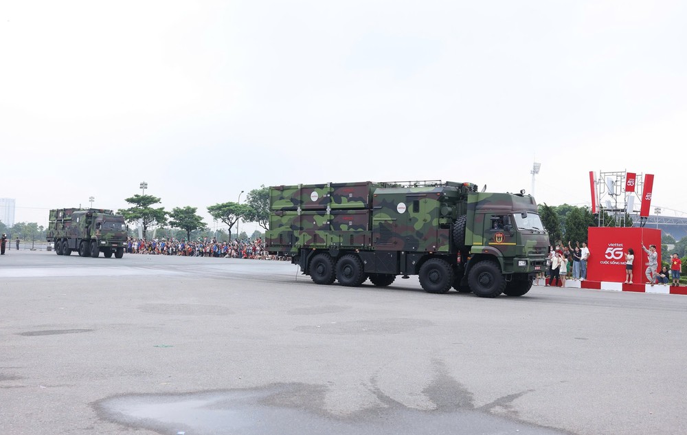Cận cảnh các khối xe pháo quân sự rời trường đua F1 Mỹ Đình hướng về Quảng trường Ba Đình - Ảnh 21.
