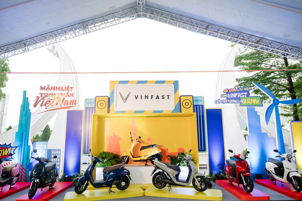 VinFast triển khai toàn quốc chính sách ưu đãi chuyển đổi xanh và mô hình đổi pin xe máy điện - Ảnh 1.