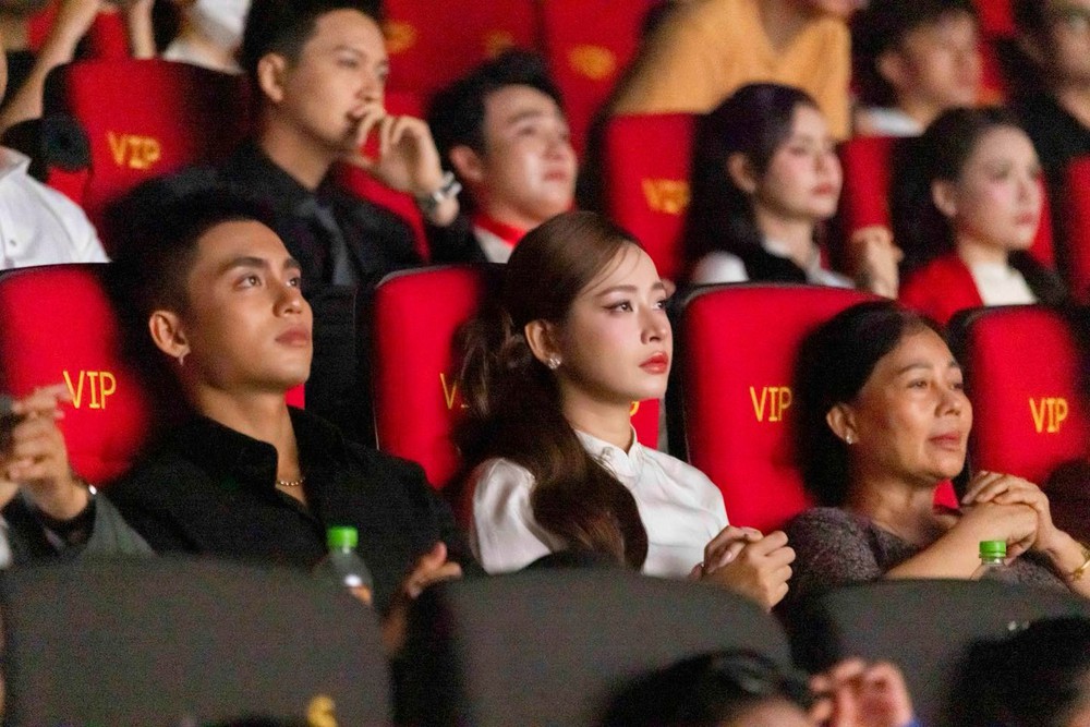Hoà Minzy mời Mẹ Việt Nam anh hùng ra mắt MV &quot;Nỗi đau giữa hoà bình&quot; - Ảnh 3.