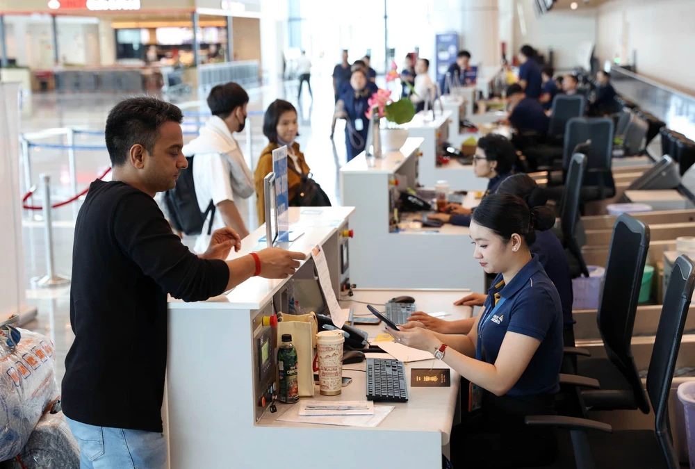 Sân bay Tân Sơn Nhất dự kiến đón 130.000 lượt khách ngày cao điểm dịp Lễ Quốc khánh 2/9 - Ảnh 2. Sân bay Tân Sơn Nhất dự kiến đón 130.000 lượt khách ngày cao điểm dịp Lễ Quốc khánh 2/9 - Ảnh 2.