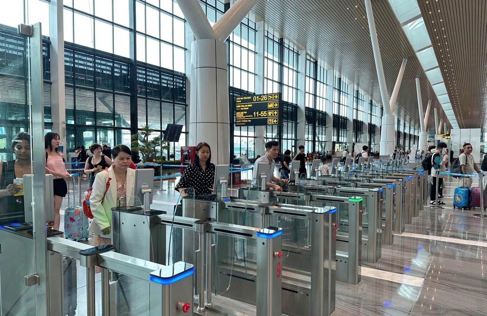 Sân bay Tân Sơn Nhất dự kiến đón 130.000 lượt khách ngày cao điểm dịp Lễ Quốc khánh 2/9 - Ảnh 3. Sân bay Tân Sơn Nhất dự kiến đón 130.000 lượt khách ngày cao điểm dịp Lễ Quốc khánh 2/9 - Ảnh 3.