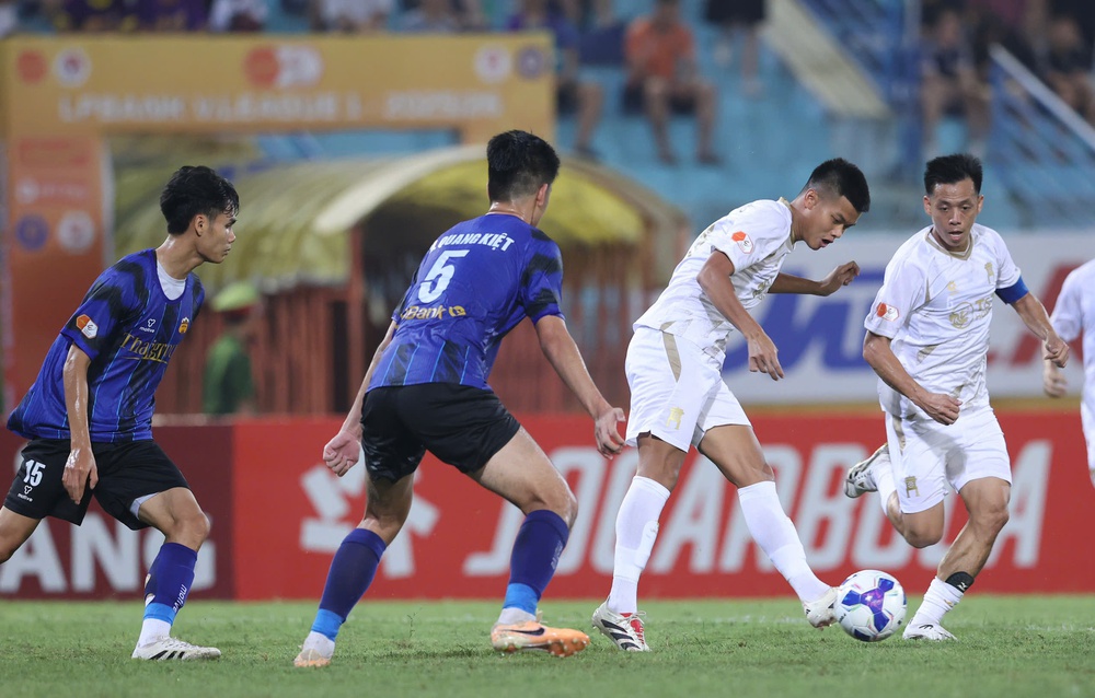 V-League 2025/26 bất ngờ nối tiếp bất ngờ, diện mạo mùa giải khốc liệt - Ảnh 1.