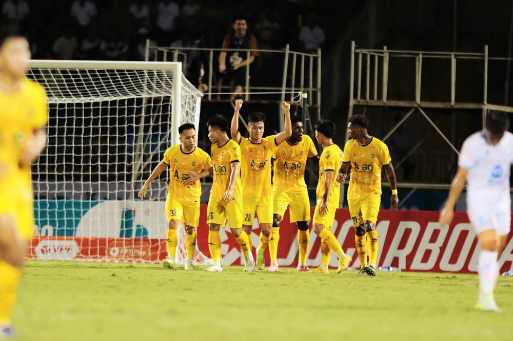 Đội bóng của Hoàng Đức bay cao trong ngày ĐKVĐ V-League trắng tay tại sân Vinh - Ảnh 2.