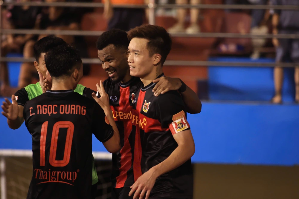Đội bóng của Hoàng Đức bay cao trong ngày ĐKVĐ V-League trắng tay tại sân Vinh - Ảnh 1.