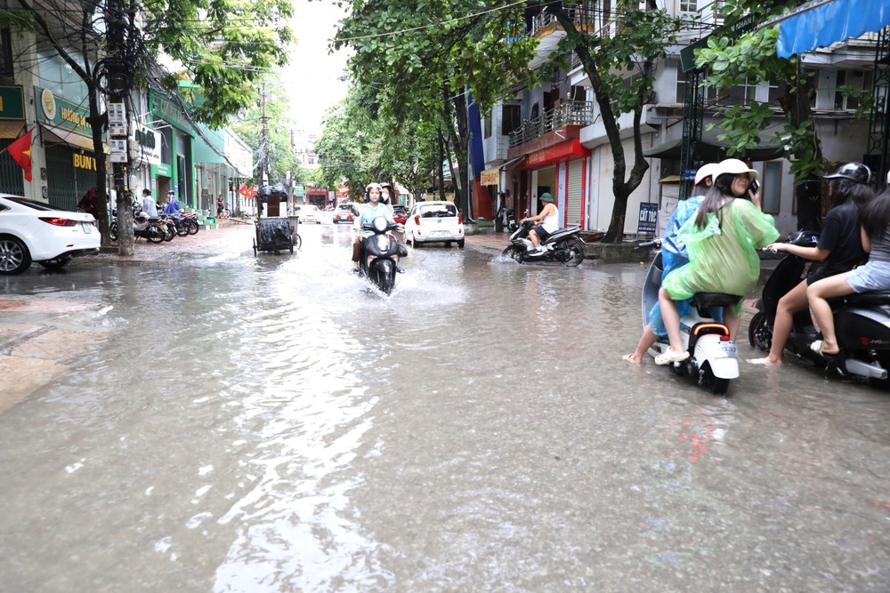 Cảnh báo mưa kèm lốc sét khu vực nội thành Hà Nội - Ảnh 1.