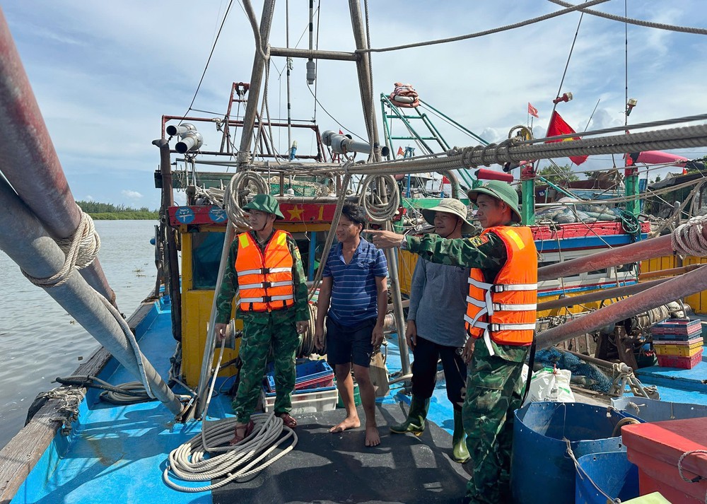 Thời tiết đêm 23/8: Bão số 5 cách đặc khu Hoàng Sa khoảng 230km về phía Đông Đông Bắc - Ảnh 1.