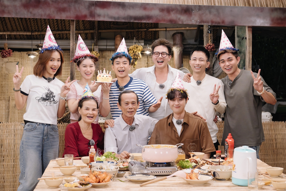 'Gia đình Haha' thắp sáng đường làng, bất ngờ tổ chức sinh nhật cho Tư Tâm - Ảnh 3.