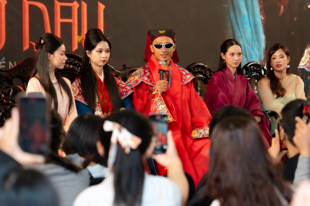 Khế ước bán dâu tái hiện lễ rước dâu cổ trang đậm màu sắc văn hoá, tâm linh - Ảnh 3.