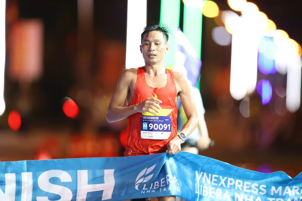 Nguyễn Văn Lai vô địch giải marathon ở Nha Trang sáng 24/8