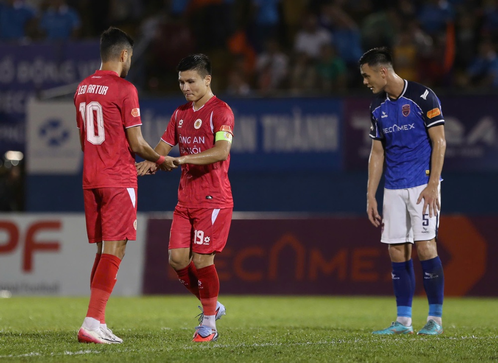 Vòng 2 LPBank V-League 2025/26: Quang Hải giúp CAHN bám đuổi đội của Hoàng Đức  - Ảnh 1.