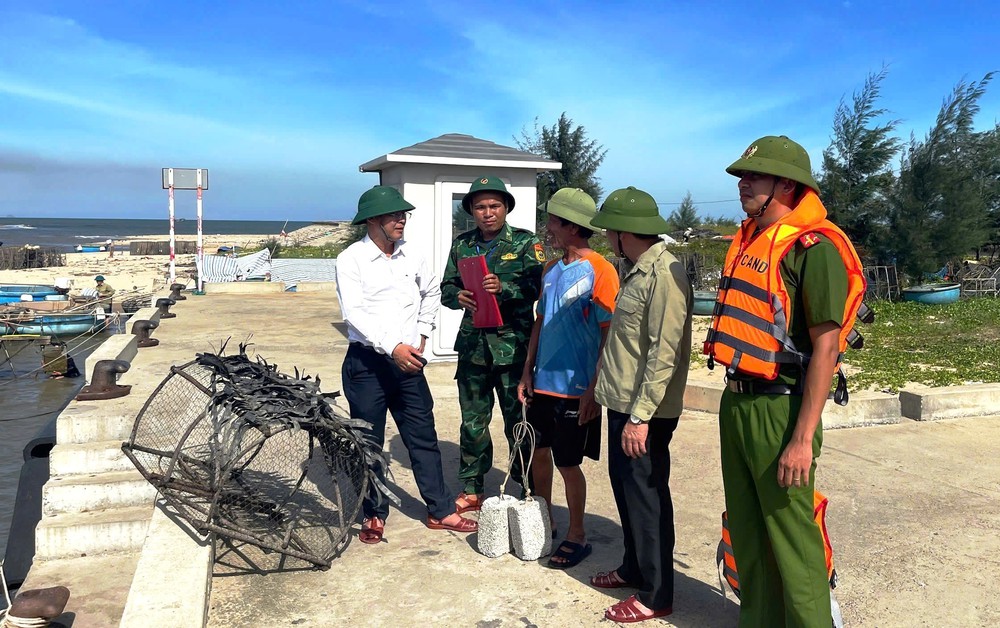Bộ Quốc phòng điều động lực lượng, phương tiện cao nhất ứng phó kịp thời bão số 5 - Ảnh 3.