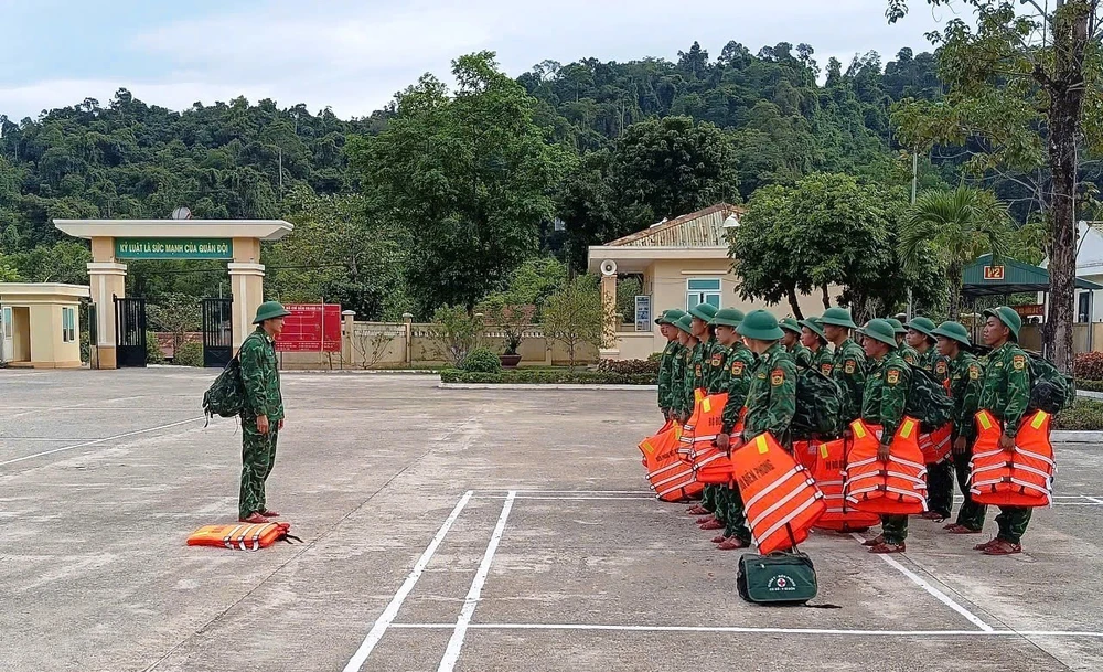 Bộ Quốc phòng điều động lực lượng, phương tiện cao nhất ứng phó kịp thời bão số 5 - Ảnh 5.