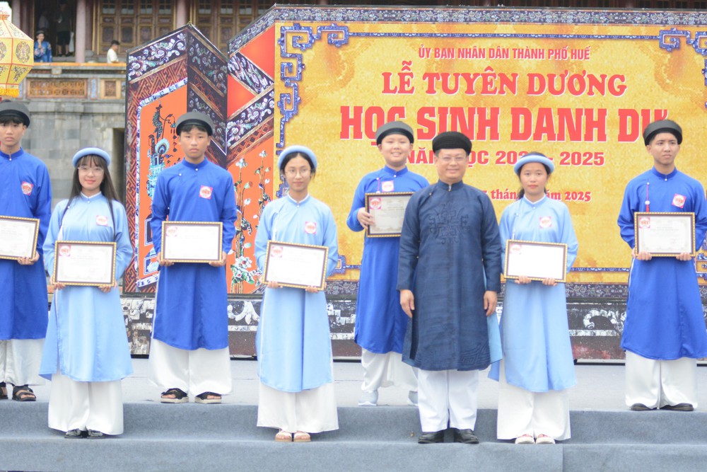 Huế tái hiện lễ Truyền lô để tuyên dương 384 học sinh giỏi các cấp - Ảnh 7.