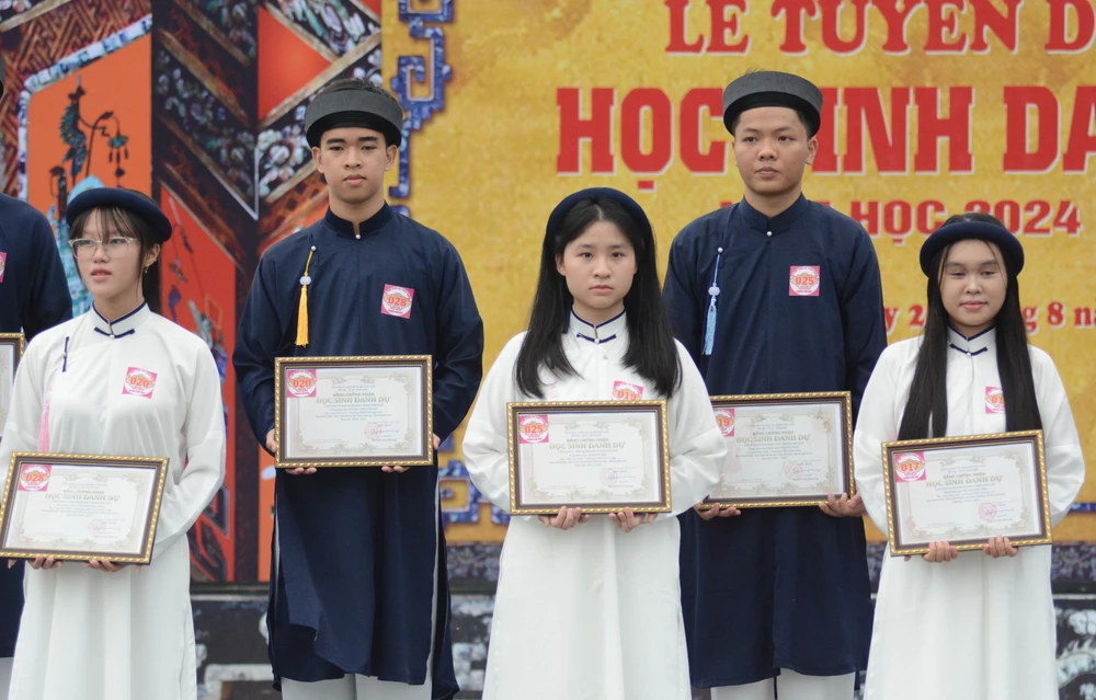 Huế tái hiện lễ Truyền lô để tuyên dương 384 học sinh giỏi các cấp - Ảnh 8.