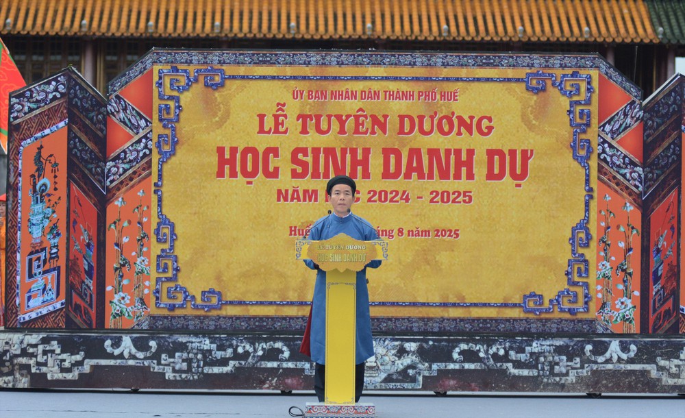 Huế tái hiện lễ Truyền lô để tuyên dương 384 học sinh giỏi các cấp - Ảnh 5.