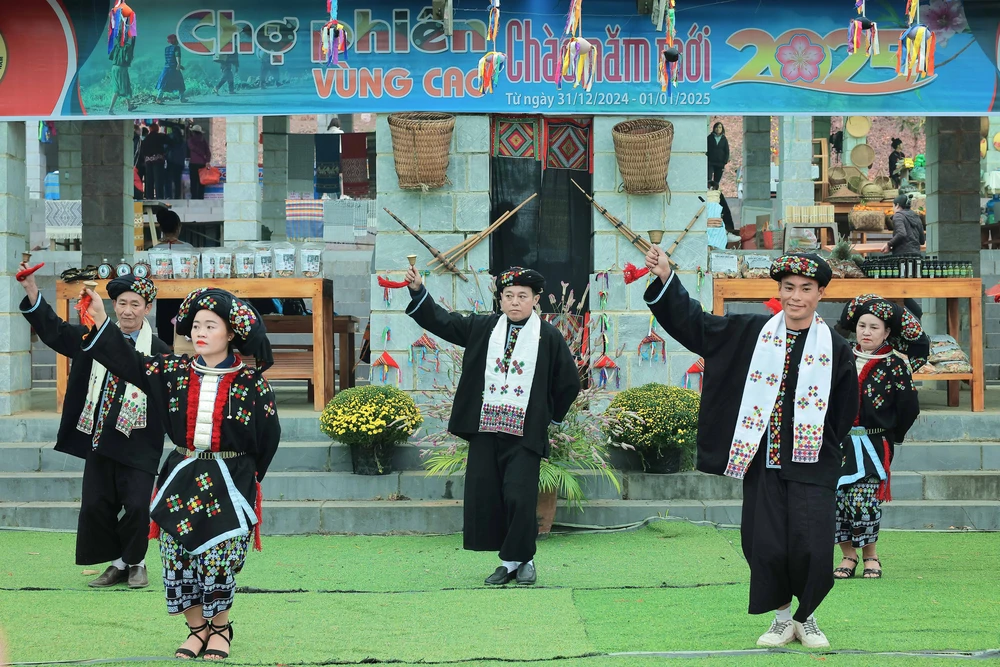 “Vui Tết Độc lập” tại Làng Văn hóa - Du lịch các dân tộc Việt Nam - Ảnh 3. “Vui Tết Độc lập” tại Làng Văn hóa - Du lịch các dân tộc Việt Nam - Ảnh 3.