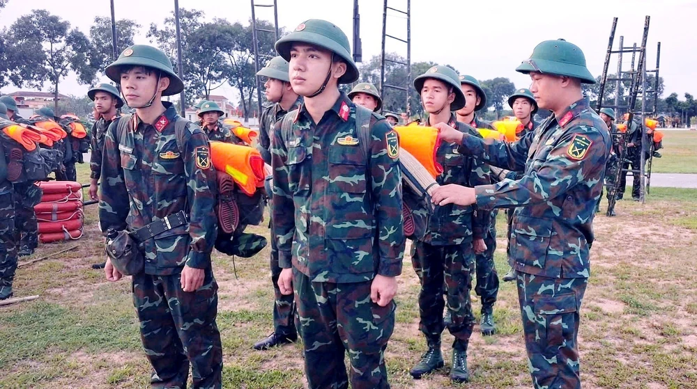 Quảng Trị: Lực lượng Quân đội sẵn sàng các phương án ứng phó bão số 5 - Ảnh 7.