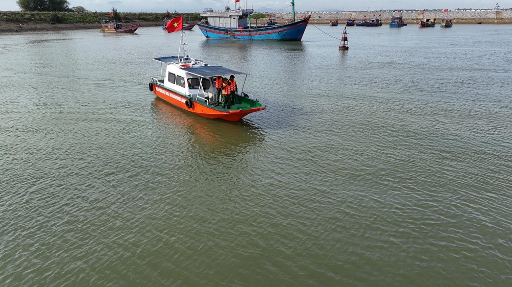 Ứng phó bão số 5: Lực lượng quân đội hỗ trợ ngư dân Hà Tĩnh neo đậu tàu thuyền - Ảnh 6.