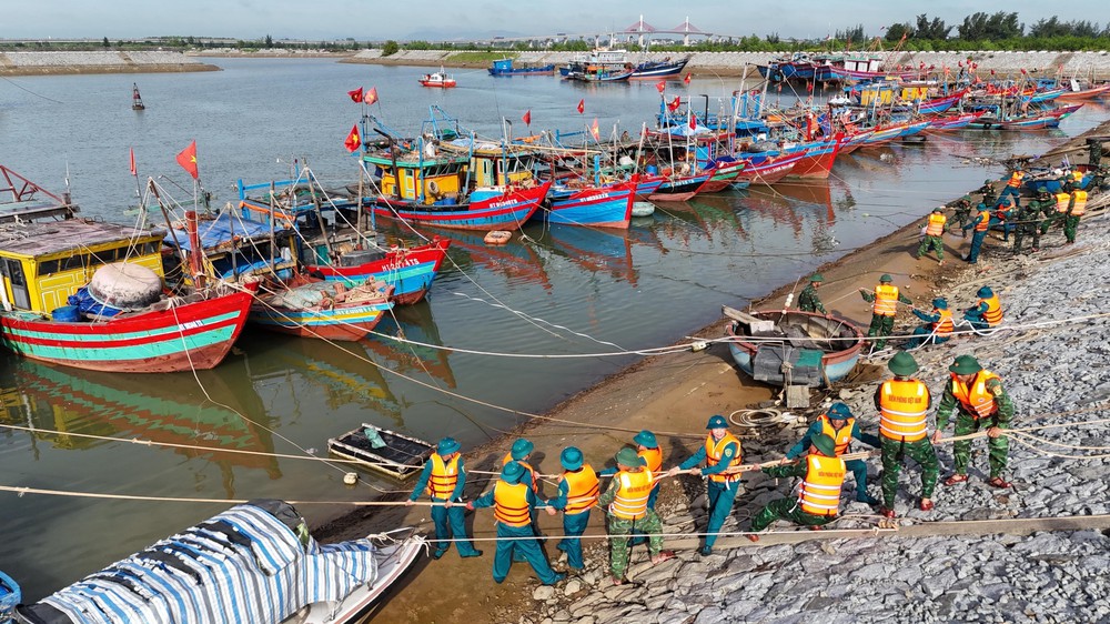 Ứng phó bão số 5: Lực lượng quân đội hỗ trợ ngư dân Hà Tĩnh neo đậu tàu thuyền - Ảnh 4.
