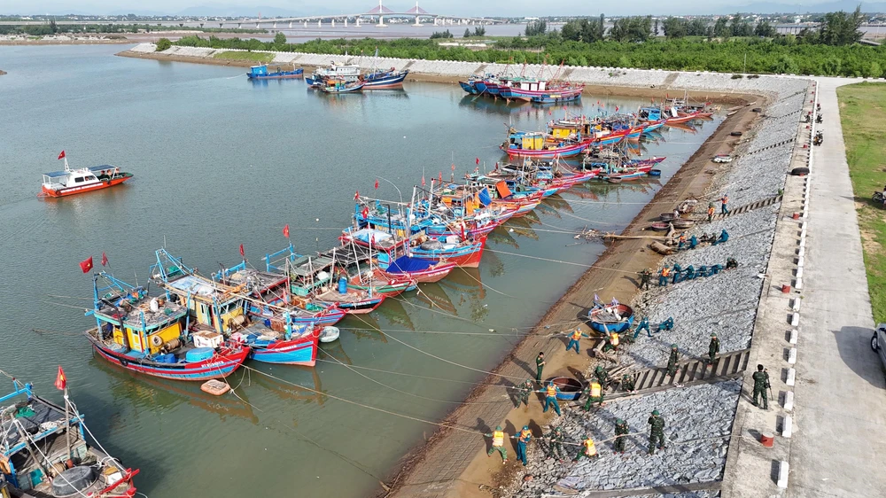 Ứng phó bão số 5: Lực lượng quân đội hỗ trợ ngư dân Hà Tĩnh neo đậu tàu thuyền - Ảnh 2.