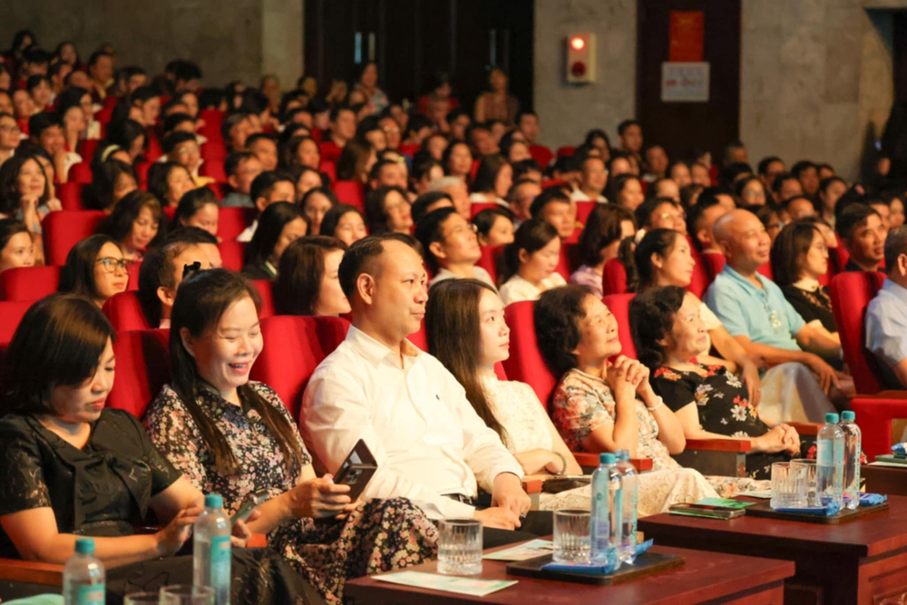 Không gian lãng mạn của &quot;Thu hát cho người&quot; với giọng ca Quang Dũng - Lệ Quyên - Ảnh 1.